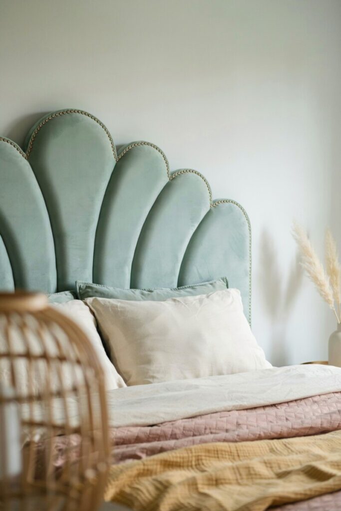 What is Avant-Basic Decor
