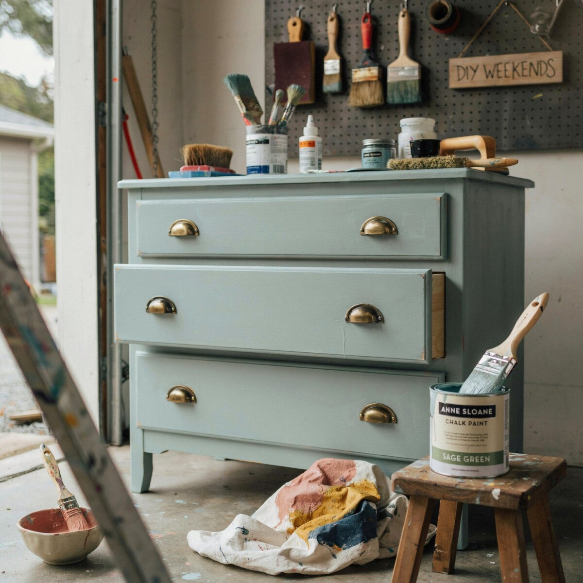 DIY Colorful Furniture Makeovers Using Chalk Paint: Easy, Budget-Friendly Ideas to Transform Your Home